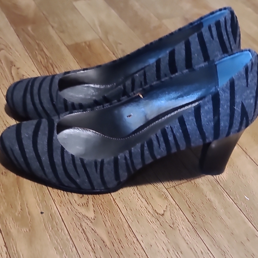 Liz Claiborne Women's Zebra Print Heels (OCBB) - Picture 6 of 8